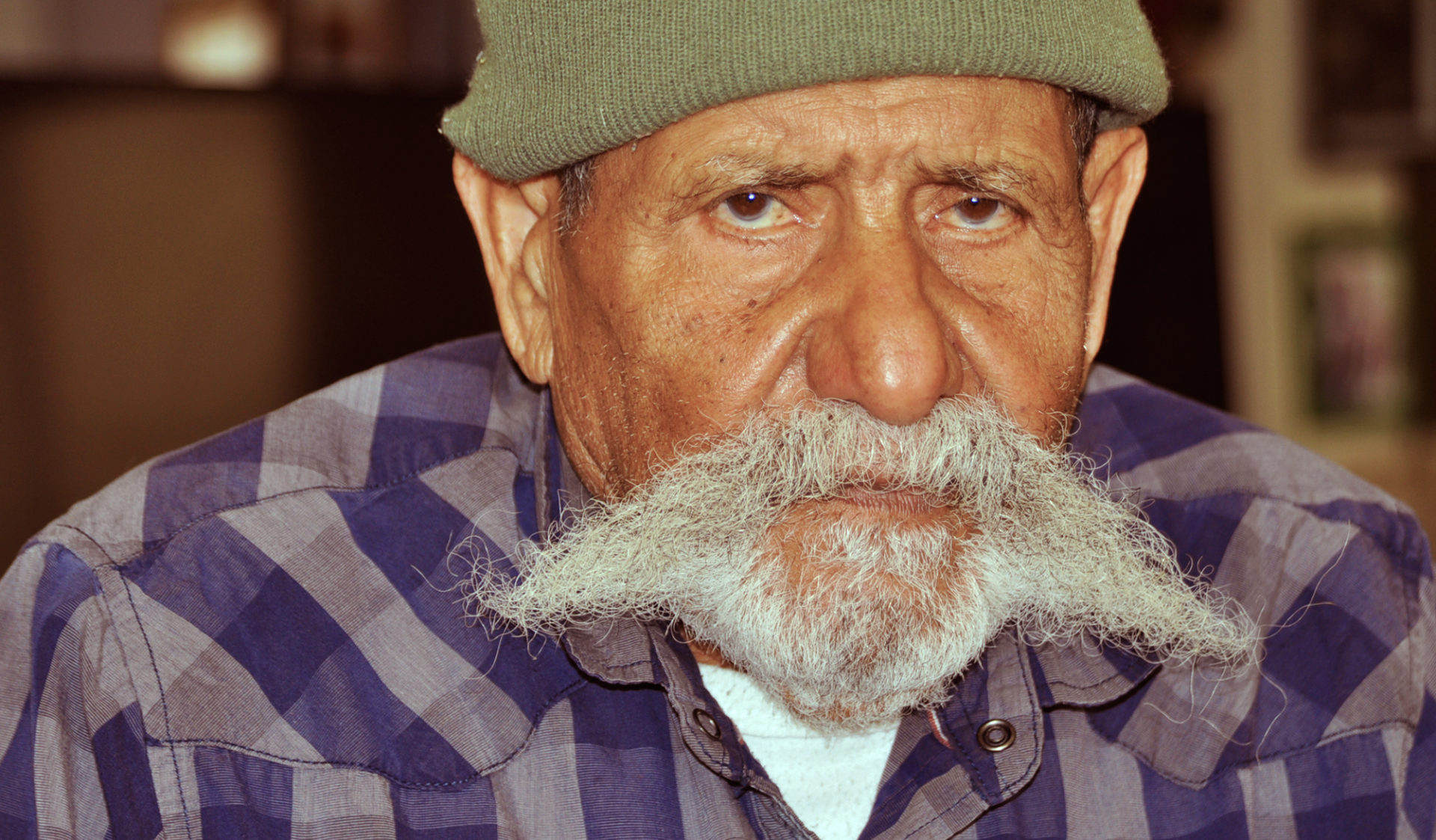 אבנר כולאני, תושב שכונת חפציבה בחדרה (צילום: יעל געתון)