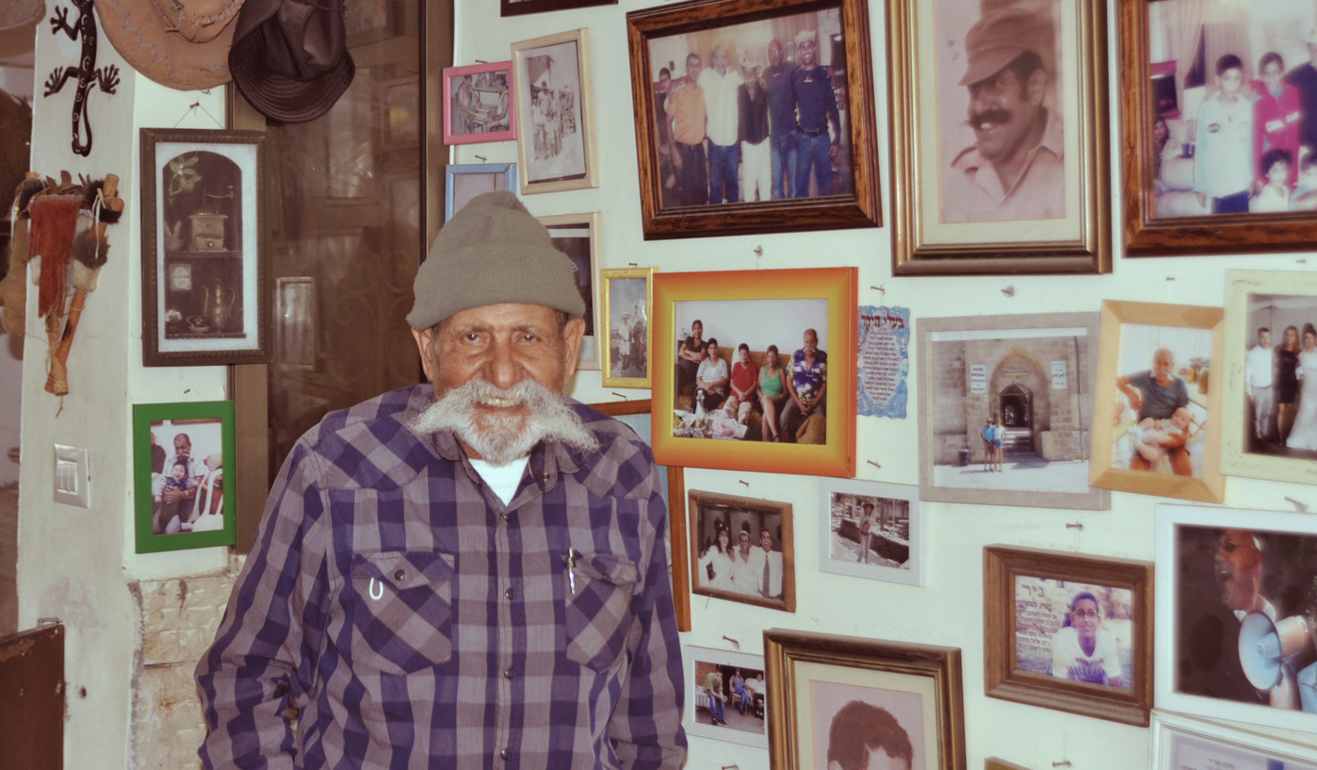 התמונות מספרות את סיפור החיים. כולאני (צילום: יעל געתון)