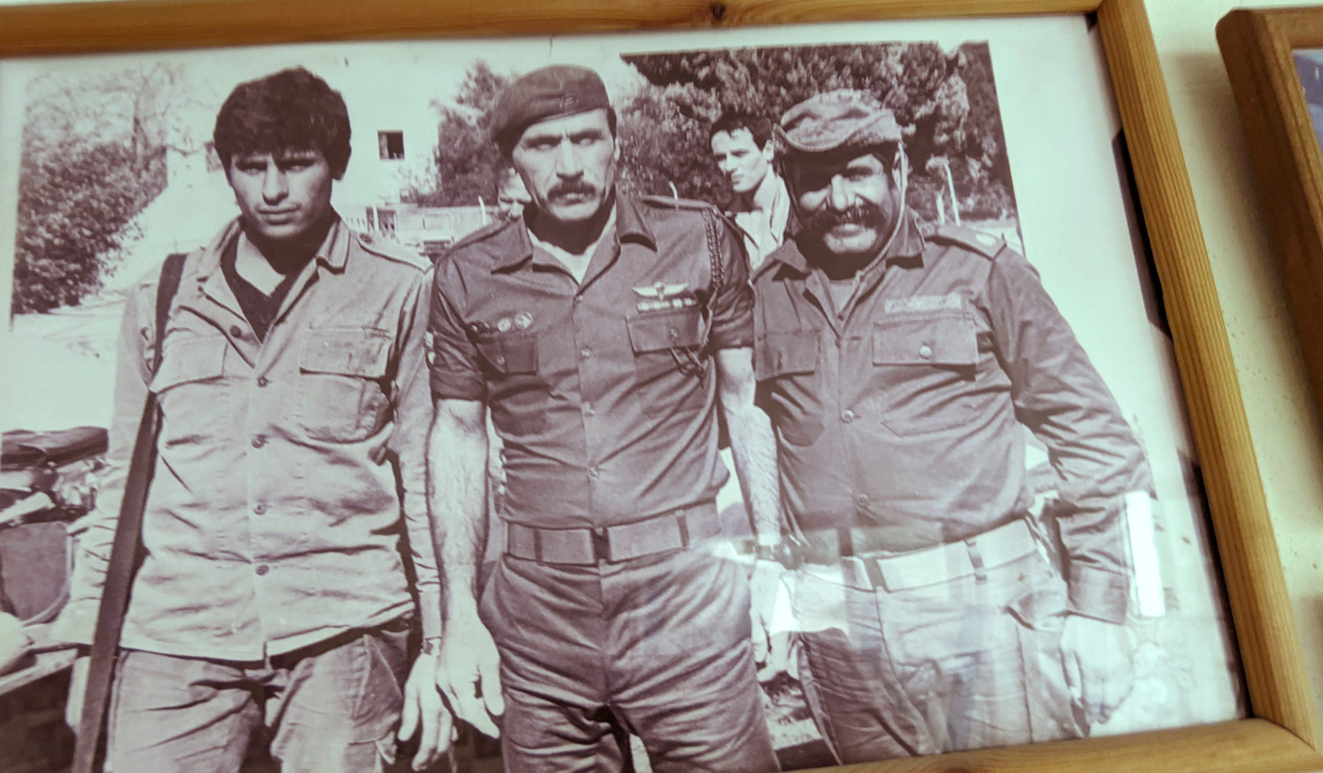 כולאני (מימין) עם יוסף שילוח (באמצע) בימי השירות הצבאי