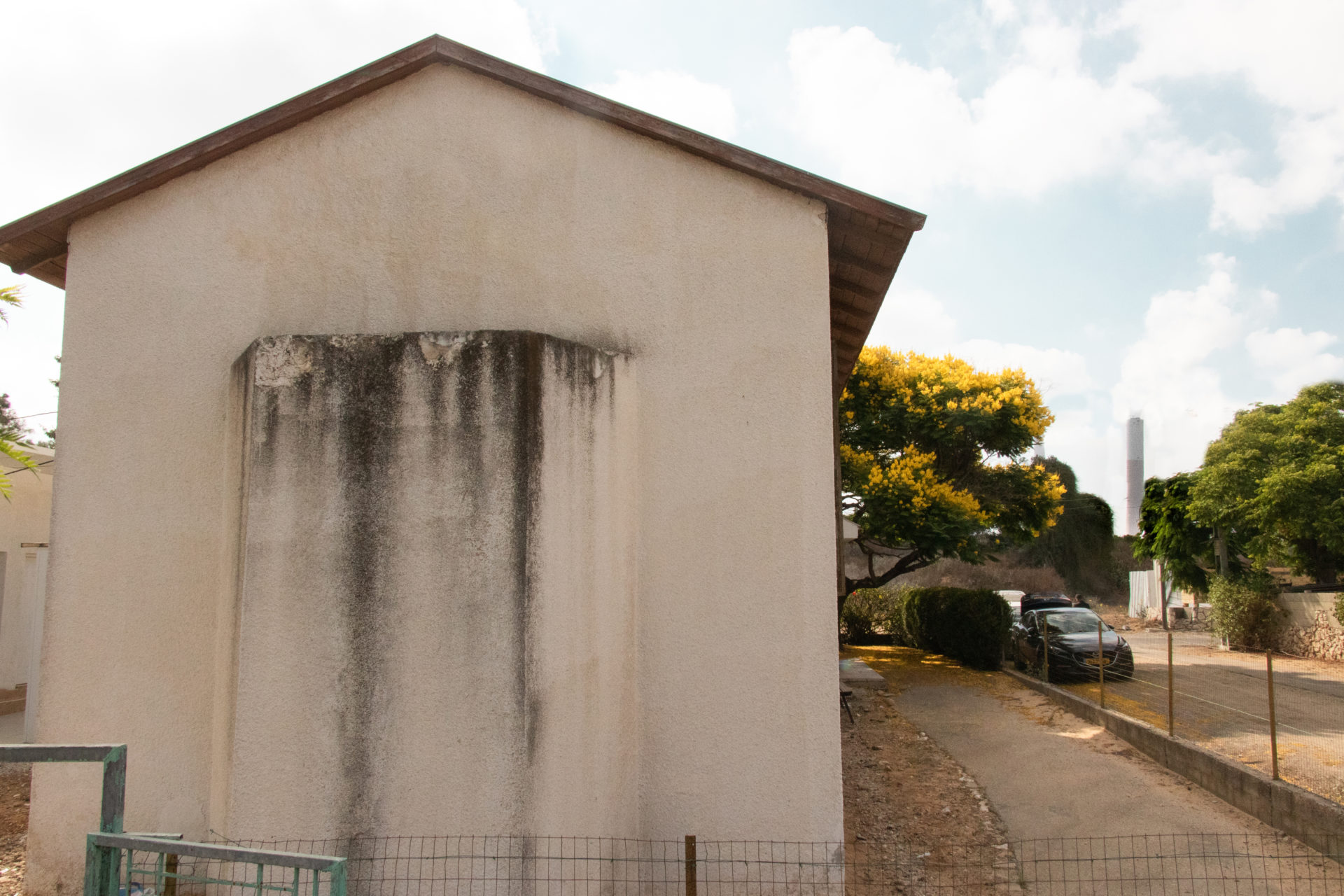 הזיהום מורגש בשכונה (צילום: אלכס פרפורי)