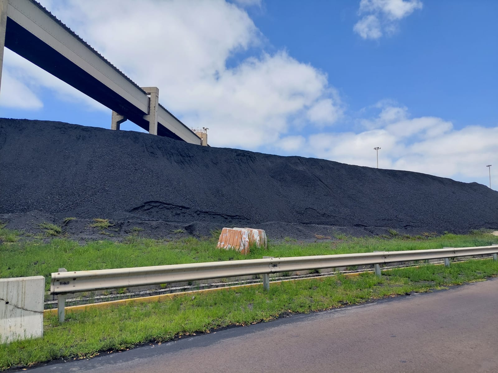 ערימות הפחם ליד תחנת הכוח