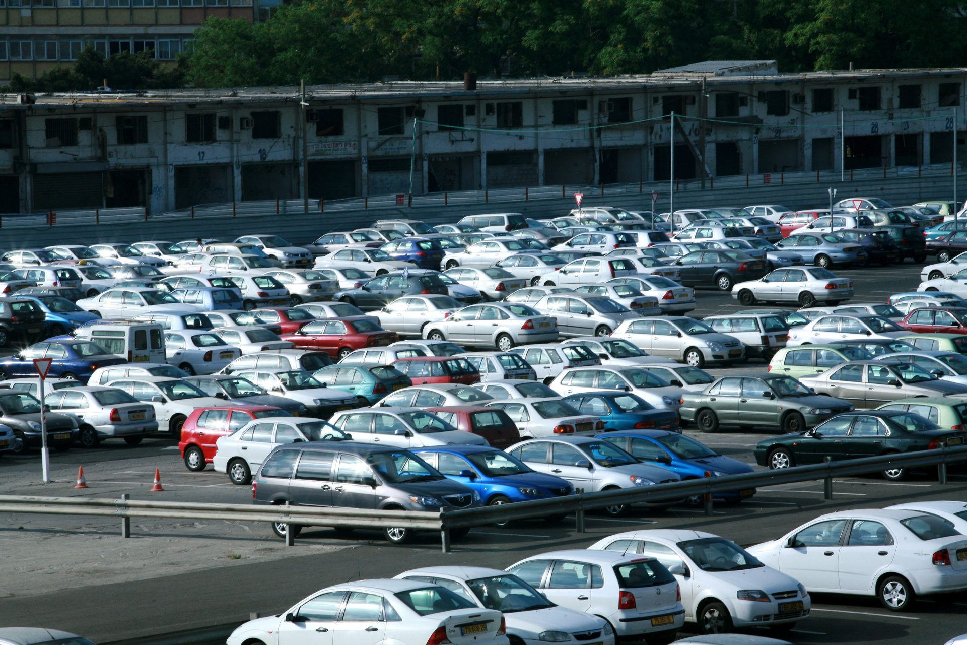 Car rental israel. Парковка в Израиле. Автопарковка в Израиле. Израильтянин автостоянка. Израиль автомобили экономика.