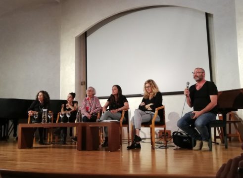 עינת פישביין מנחה פאנל בכנס העיתונות העצמאית