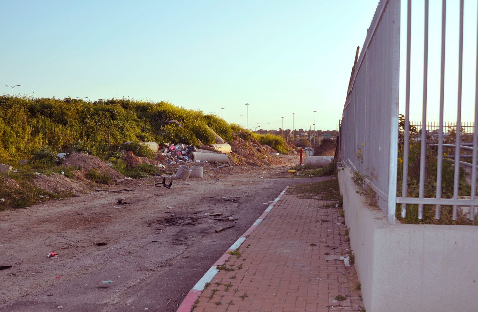 פאר, והזנחה. שכונת גן חקל ברמלה (צילום: יעל געתון)