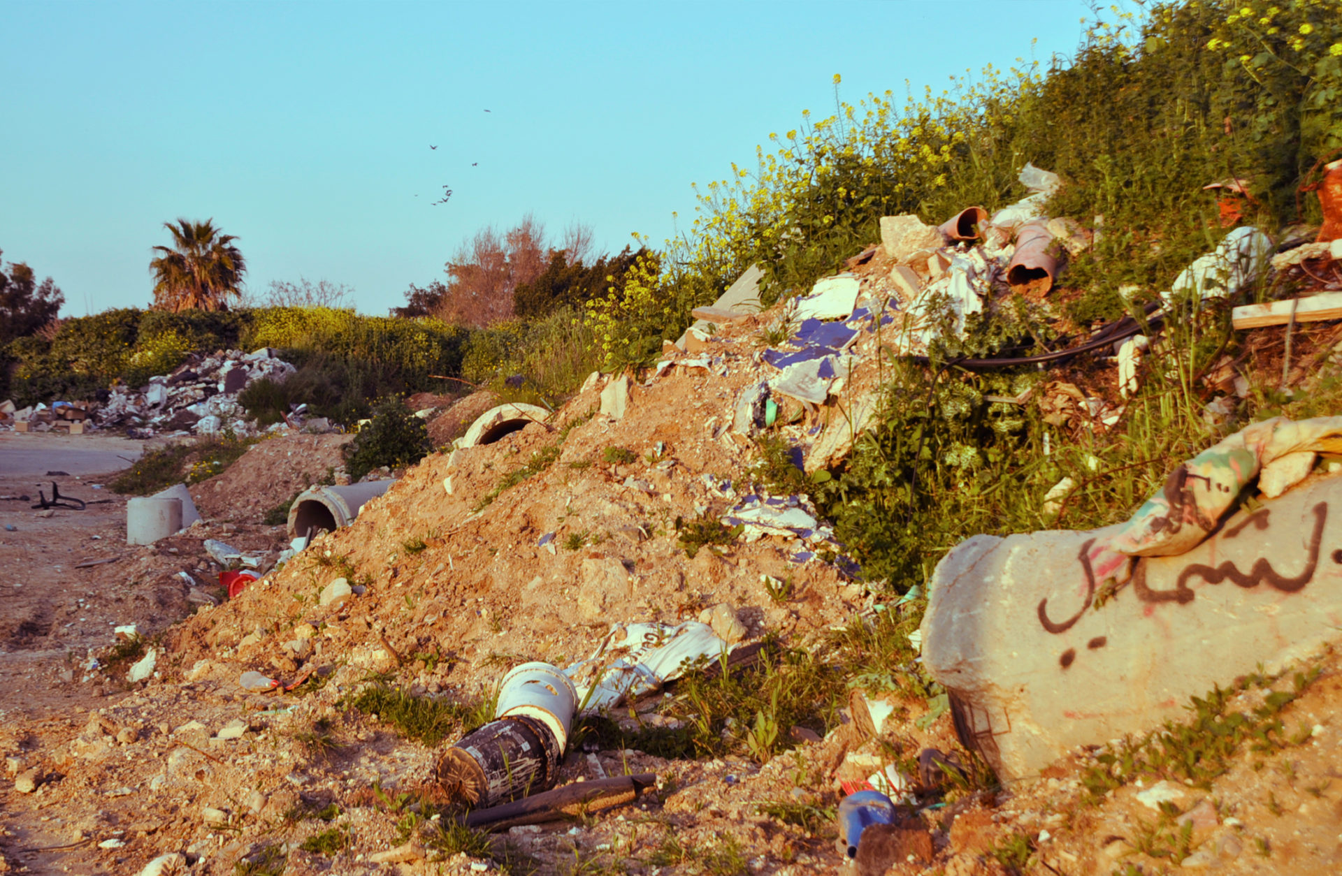 לא רק מפעל "נשר". ערימות הפסולת בשכונת גן חקל (צילום: יעל געתון)