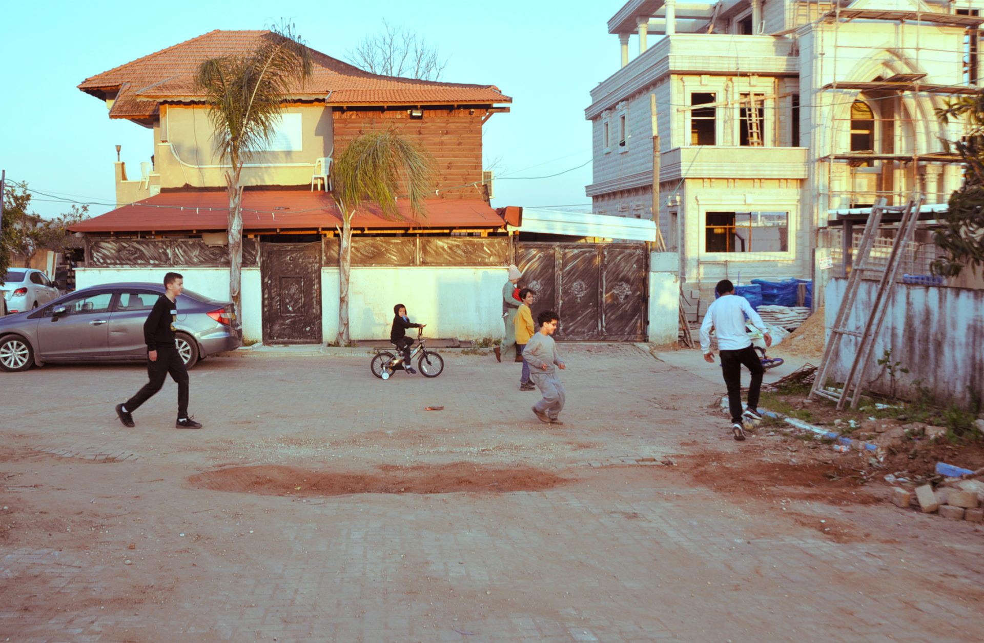 אין מי שיגן על התשובים. שכונת גן חקל ברמלה, הצמודה למפעל "נשר" (צילום: יעל געתון)