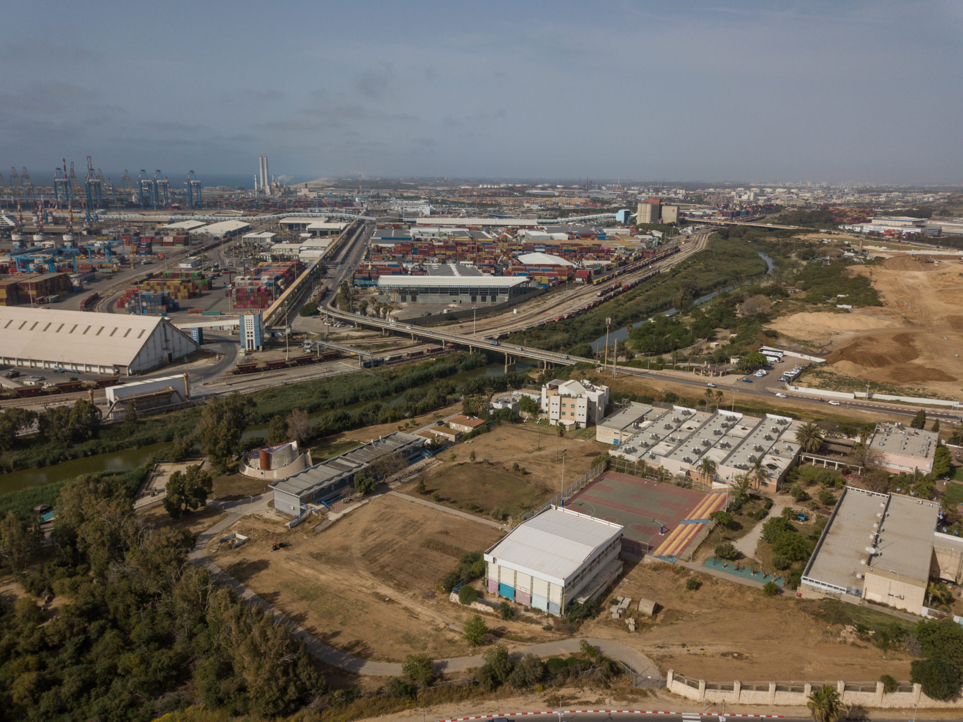 צבר מפעלים סמוך לעיר