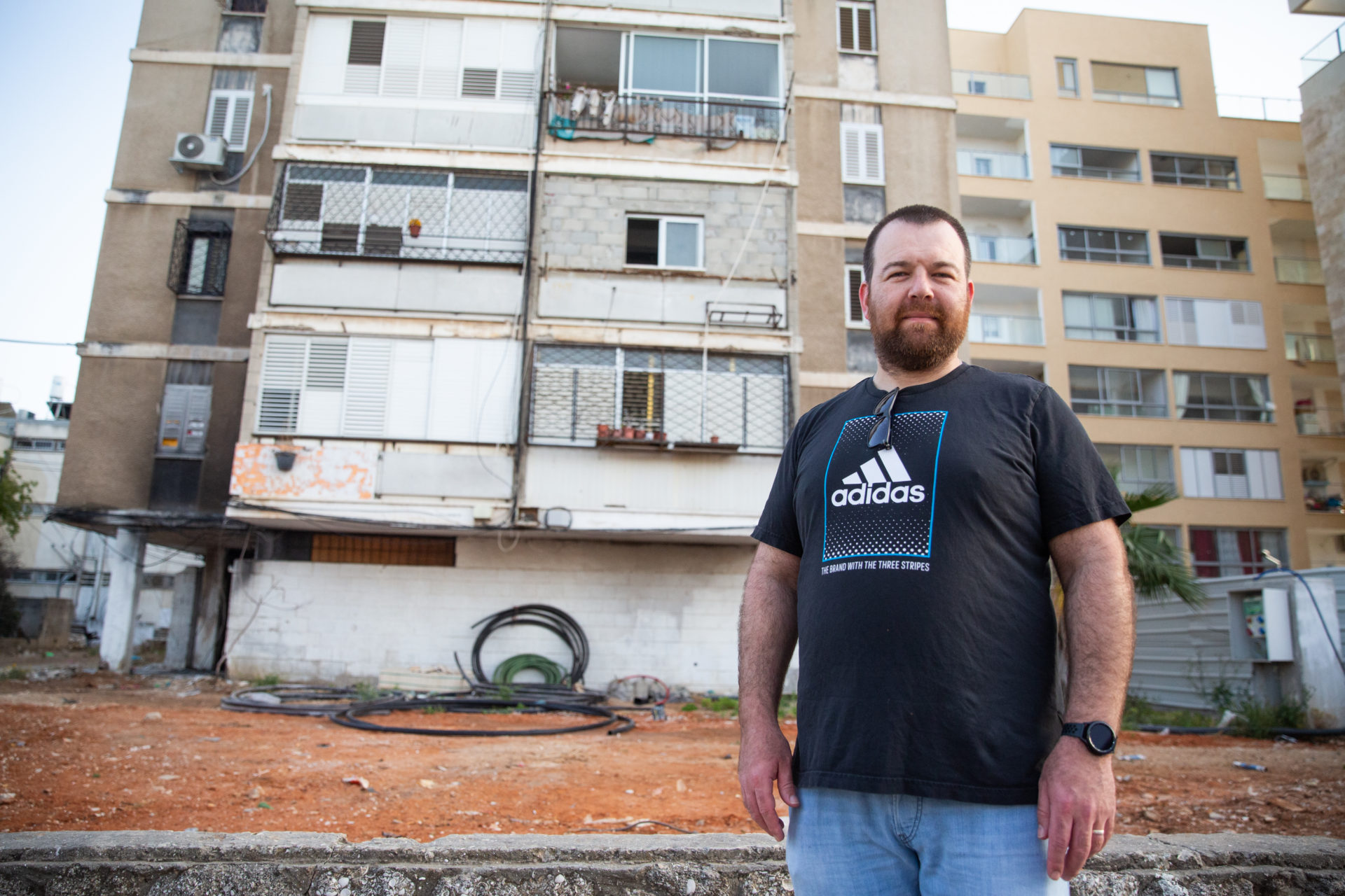 יבגני שפיגל מול הבית שבו גר בעבר באשדוד