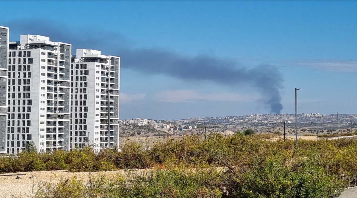 עשן מעל פסגות אפק, ראש העין (צילום: ישראלה גזית לוי)