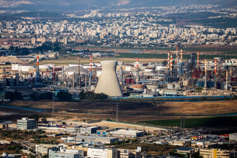 בתי הזיקוק של בזן במפרץ חיפה (צילום: שיר תורם, פלאש 90)