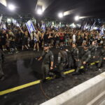 שוטרים ומפגינים במחאה בתל אביב (צילום: גילי יערי, פלאש 90)
