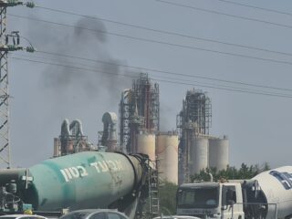 עשן שחור מיתמר מעל מפעל נשר ברמלה