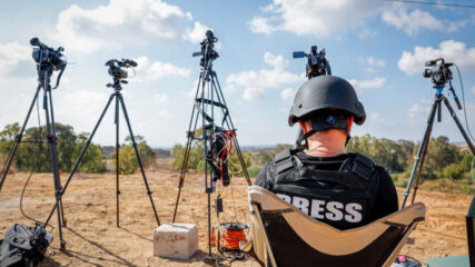 עיתונאים משקיפים על רצועת עזה משדרות 19.10.23 (צילום: נתי שוחט, פלאש 90)