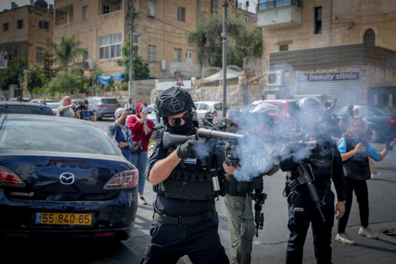 שוטרים מפנים מפגינים בוואדי ג'וז במזרח ירושלים, 27.10.23 (צילום: ג'מאל עוואד, פלאש 90)