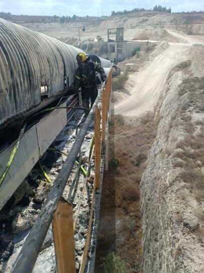 השריפה במפעל נשר (צילום: כבאות והצלה)