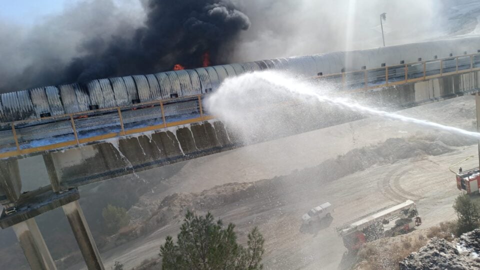 שריפה במפעל נשר (צילום: כבאות והצלה)