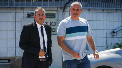 ח"כ חנוך מילביצקי עם עורך דינו, אפרים דמרי, ביציאה מבניין להב 433 בלוד אחרי חקירתו. 25.7.2025 (צילום: רועי אלומה, פלאש 90)