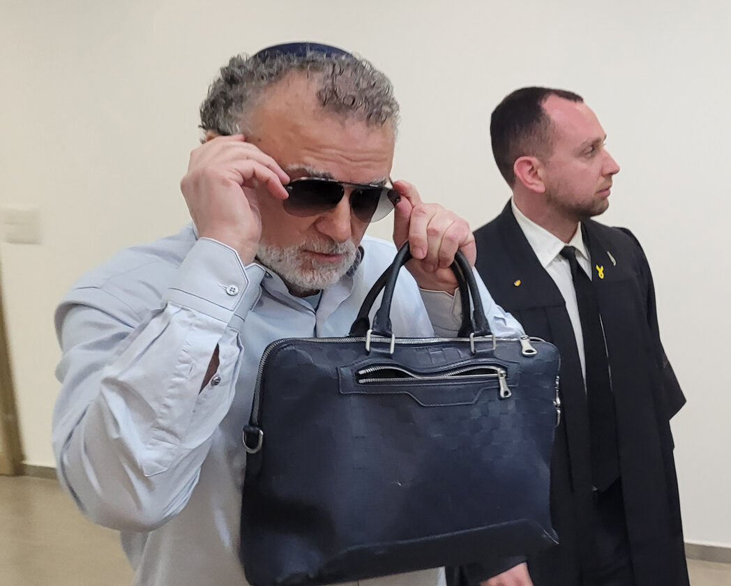 מיכאל מירילשוילי בבית המשפט המחוזי בתל-אביב. מימין: עורך דינו אילן שטרנברג. 2.7.2025 (צילום: איתמר ב"ז)