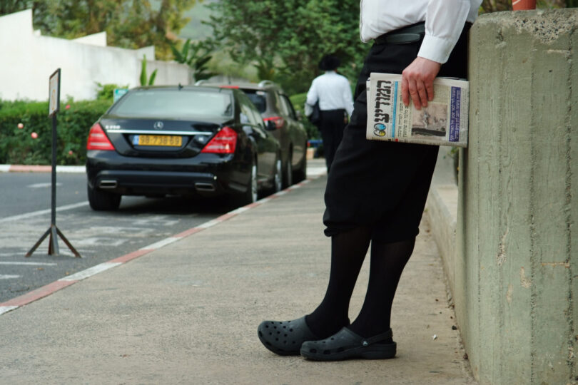 גבר חרדי אוחז בגיליון של העיתון "המודיע". ירושלים, 2011 (צילום: מנדי הכטמן, פלאש 90)