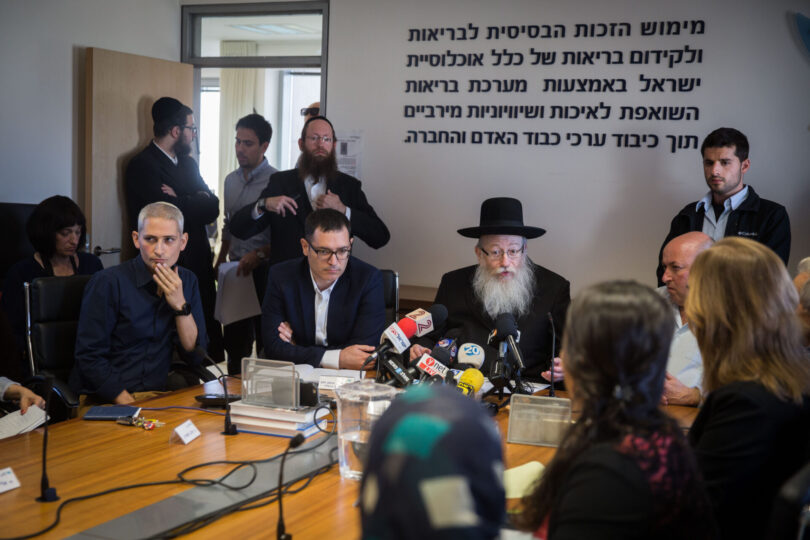 שר הבריאות יעקב ליצמן במסיבת עיתונאים על רפורמת סימון המזון. מצדדיו: מנכ"ל המשרד משה בר סימן-טוב (משמאל) וראש שירותי בריאות הציבור פרופ' איתמר גרוטו (מימין). ירושלים, נובמבר 2016 (צילום: הדס פרוש, פלאש 90)