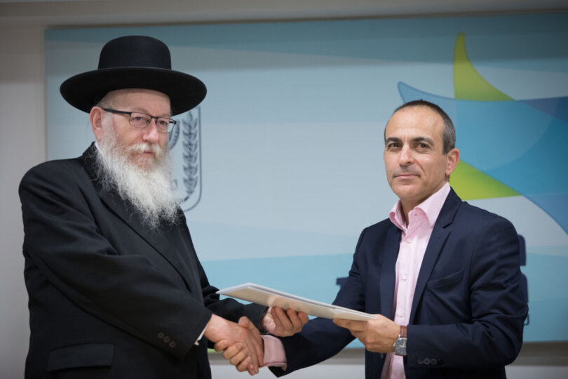 שר הבריאות יעקב ליצמן לוחץ את ידו של רוני גמזו, יו"ר ועדת סל הבריאות. ירושלים, ינואר 2019 (צילום: נעם ריבקין-פנטון, פלאש 90)