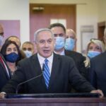 בנימין נתניהו נושא את נאום ההסתה שלו בפתח משפטו הפלילי, כשמאחוריו שרי הליכוד. בית המשפט המחוזי בירושלים, מאי 2020 (צילום: יונתן זינדל, פלאש 90)