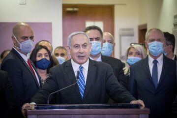 בנימין נתניהו נושא את נאום ההסתה שלו בפתח משפטו הפלילי, כשמאחוריו שרי הליכוד. בית המשפט המחוזי בירושלים, מאי 2020 (צילום: יונתן זינדל, פלאש 90)