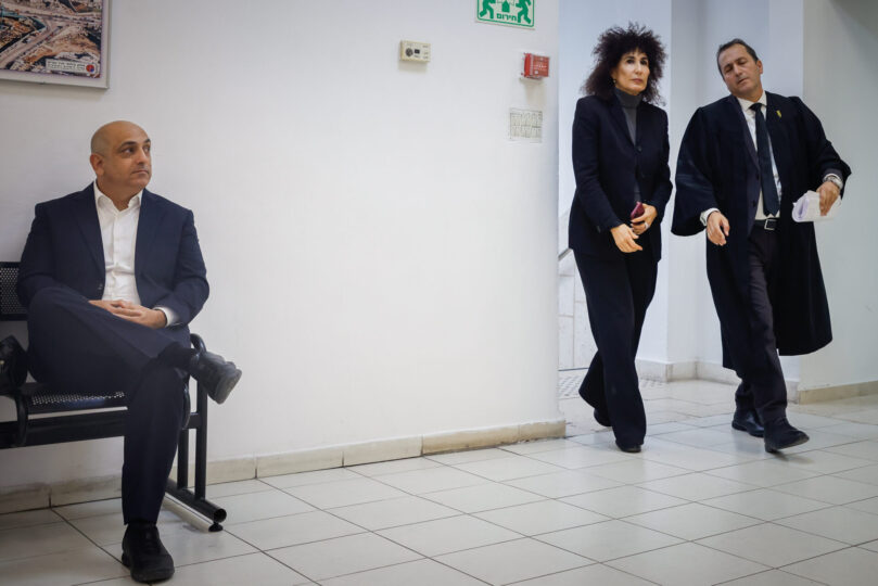 העדים דוד שרן (יושב) ויפעת בן-חי שגב, מלווה בעו"ד אפרים דמרי, מחוץ לאולם משפט המו"לים. בית-המשפט המחוזי בירושלים, 20.12.2022 (צילום: אוליבייה פיטוסי, פלאש 90)