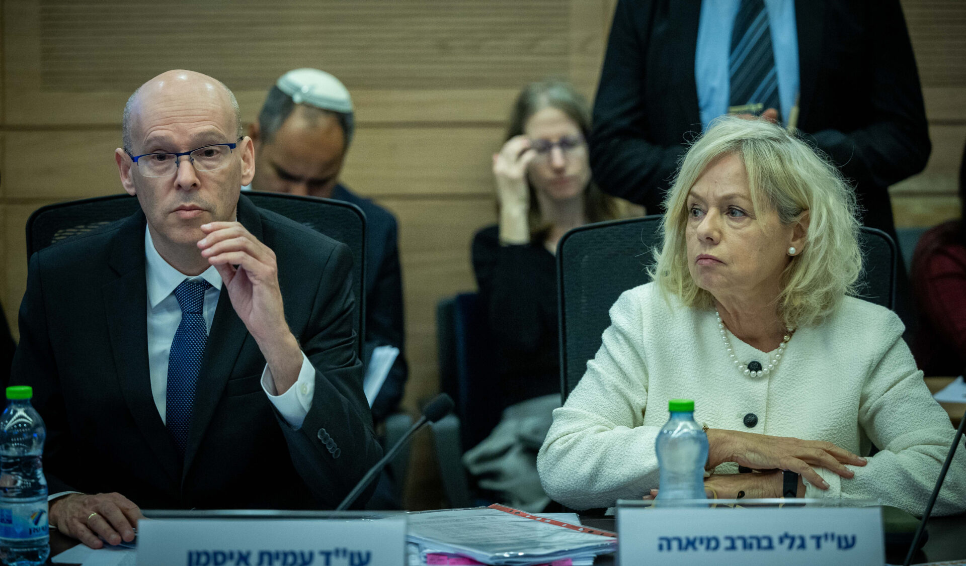היועצת המשפטית לממשלה, גלי בהרב-מיארה, עם פרקליט המדינה עמית איסמן. הכנסת, נובמבר 2024 (צילום: יונתן זינדל, פלאש 90)