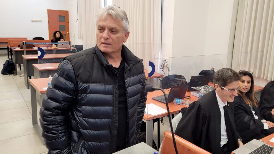 אילן שילוח בבית המשפט המחוזי בירושלים בינואר 2024, לפני עדותו במשפט נתניהו (צילום: איתמר ב"ז)