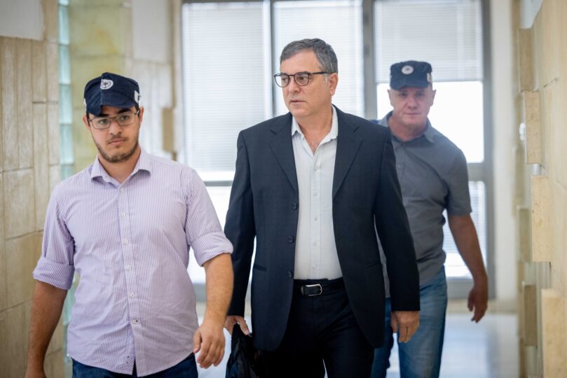 שלמה פילבר בפתח אחד מימי עדותו במשפט המו"לים. בית המשפט המחוזי בירושלים, יוני 2022 (צילום: יונתן זינדל, פלאש 90)