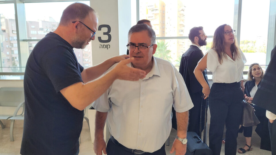 כתב חדשות 13 אביעד גליקמן עם ח"כ דוד ביטן בפתח היום הראשון של חקירתו במשפט השוחד שלו. בית המשפט המחוזי בלוד, 9.9.2025 (צילום: איתמר ב"ז)