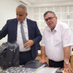 ח"כ דוד ביטן עם סנגורו, עו"ד דרור מתתיהו, בפתח יום עדותו השני במשפט השוחד שלו. בית המשפט המחוזי בלוד, 11.9.2025 (צילום: איתמר ב"ז)