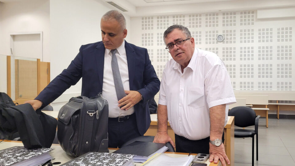 ח"כ דוד ביטן עם סנגורו, עו"ד דרור מתתיהו, בפתח יום עדותו השני במשפט השוחד שלו. בית המשפט המחוזי בלוד, 11.9.2025 (צילום: איתמר ב"ז)