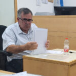 ח"כ דוד ביטן מאחורי דוכן העדים, ביום הראשון של חקירתו במסגרת משפט השוחד שלו. בית המשפט המחוזי בלוד, 9.9.2025 (צילום: איתמר ב"ז)