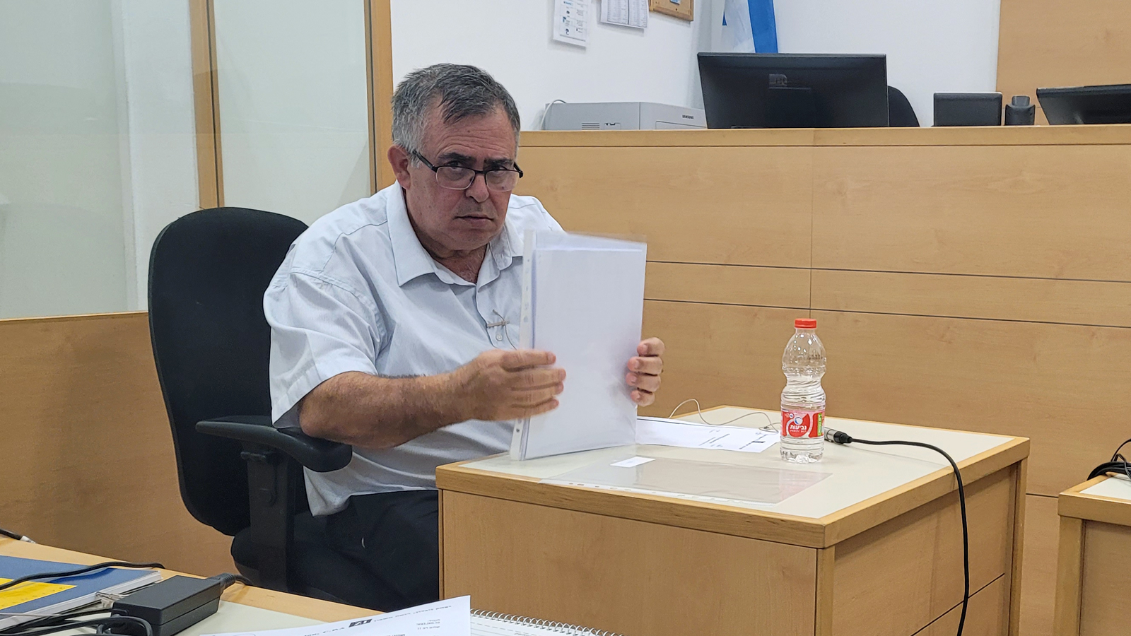 ח"כ דוד ביטן מאחורי דוכן העדים, ביום הראשון של חקירתו במסגרת משפט השוחד שלו. בית המשפט המחוזי בלוד, 9.9.2025 (צילום: איתמר ב"ז)