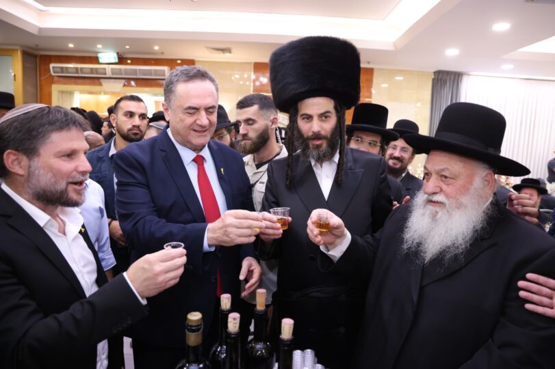 מוטי בבצ'יק עם מבחר מאורחי חתונת בתו: יצחק גולדקנופף, ישראל כץ ובצלאל סמוטריץ'. ירושלים, ספטמבר 2024 (צילומים: שמואל דריי)