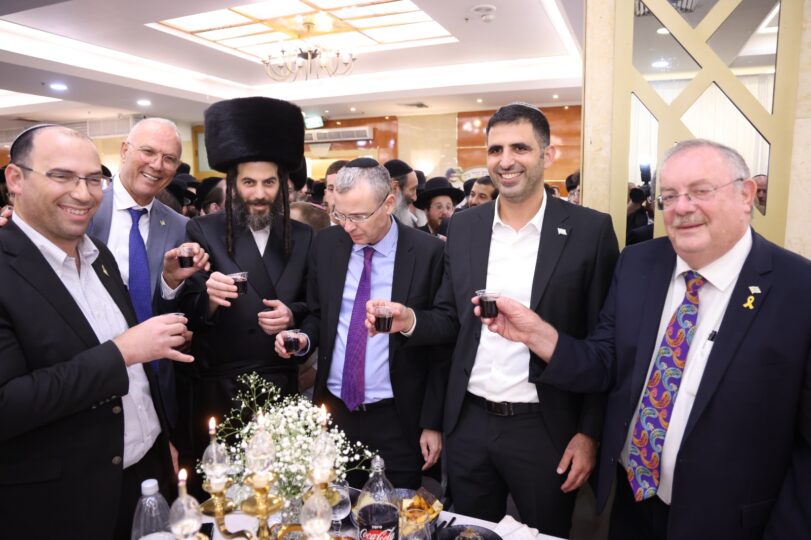 מוטי בבצ'יק עם מבחר מאורחי חתונת בתו: דניאל הרשקוביץ, שלמה קרעי, יריב לוין, יוסי שלי ושמחה רוטמן. ירושלים, ספטמבר 2024 (צילומים: שמואל דריי)