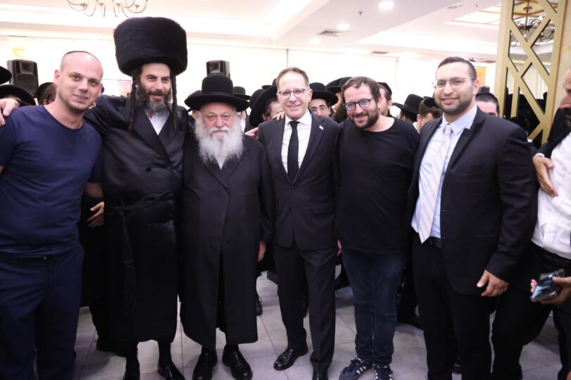 מוטי בבצ'יק עם מבחר מאורחי חתונת בתו: יצחק וסרלאוף, יונתן אוריך, צחי ברוורמן, יצחק גולדקנופף ואלי פלדשטיין. ירושלים, ספטמבר 2024 (צילומים: שמואל דריי)