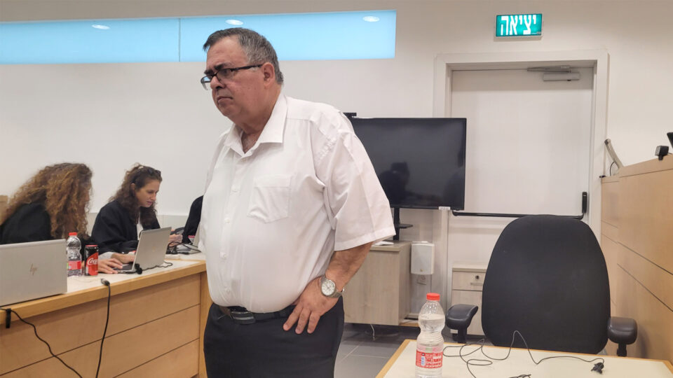 ח"כ דוד ביטן בפתח יום עדותו הרביעי במשפט השוחד. בית המשפט המחוזי בלוד, 16.10.2025 (צילום: איתמר ב"ז)