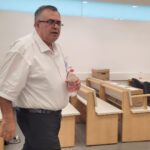 ח"כ דוד ביטן בפתח יום עדותו הרביעי במשפט השוחד. בית המשפט המחוזי בלוד, 16.10.2025 (צילום: איתמר ב"ז)