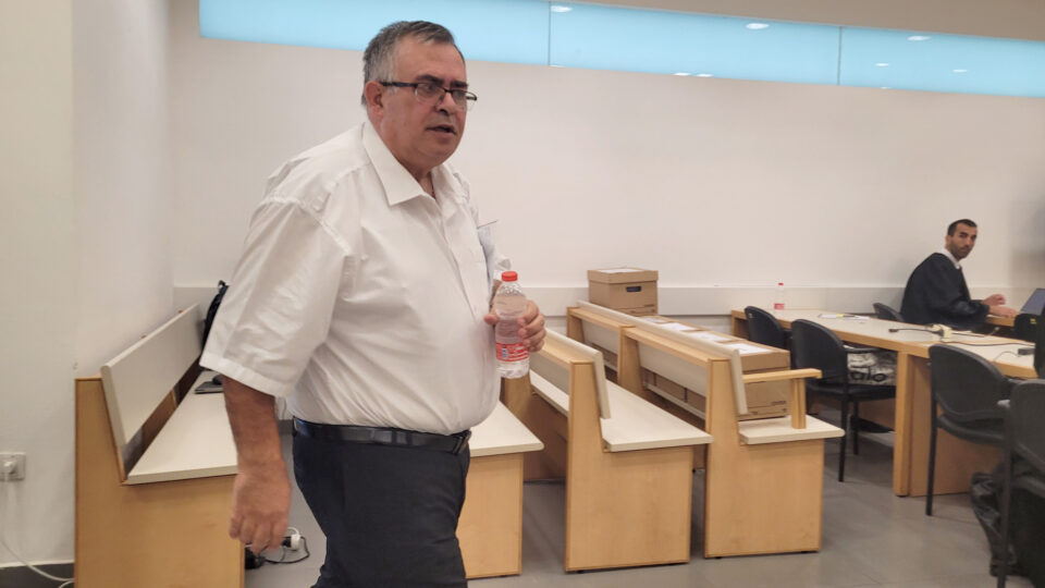 ח"כ דוד ביטן בפתח יום עדותו הרביעי במשפט השוחד. בית המשפט המחוזי בלוד, 16.10.2025 (צילום: איתמר ב"ז)