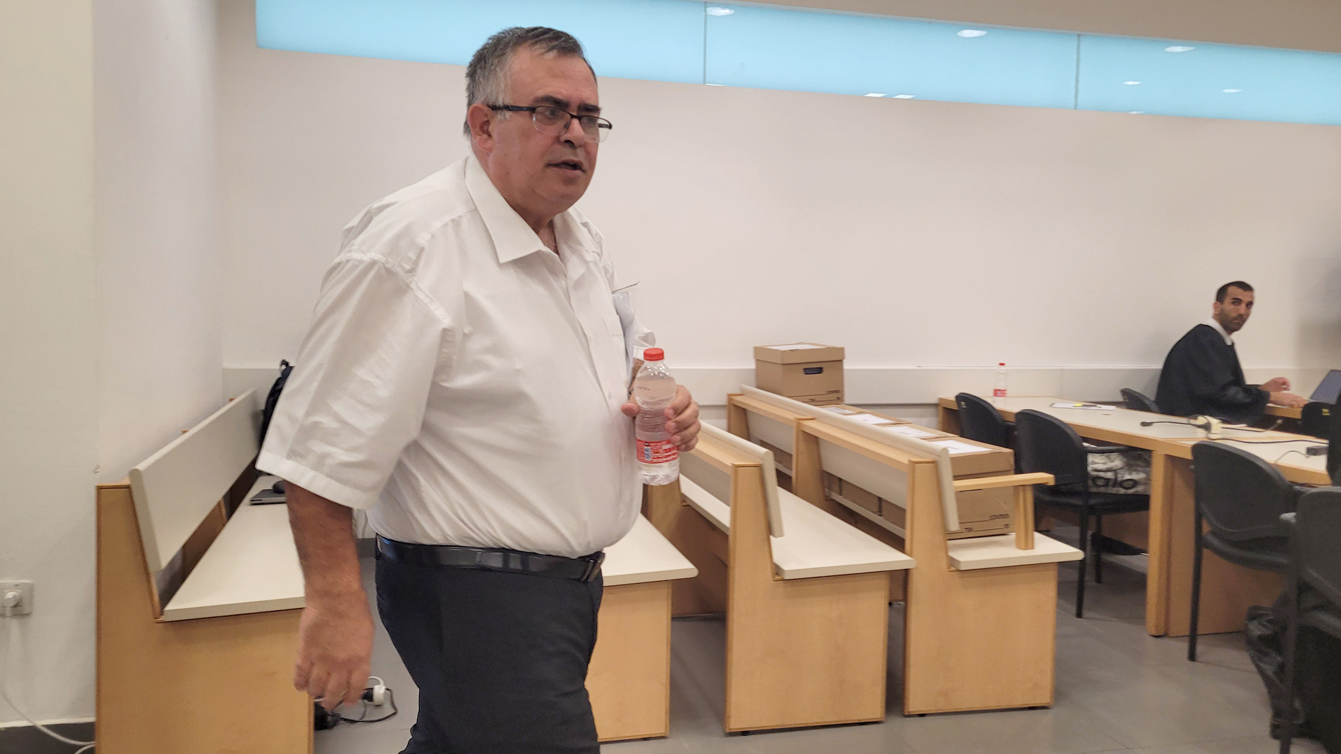 ח"כ דוד ביטן בפתח יום עדותו הרביעי במשפט השוחד. בית המשפט המחוזי בלוד, 16.10.2025 (צילום: איתמר ב"ז)