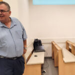 ח"כ דוד ביטן בפתח יום העדות החמישי במשפט השוחד שלו. בית המשפט המחוזי בלוד, 21.10.2025 (צילום: איתמר ב"ז)