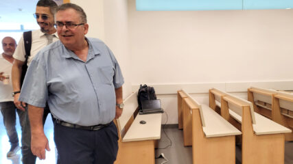 ח"כ דוד ביטן בפתח יום העדות החמישי במשפט השוחד שלו. בית המשפט המחוזי בלוד, 21.10.2025 (צילום: איתמר ב"ז)