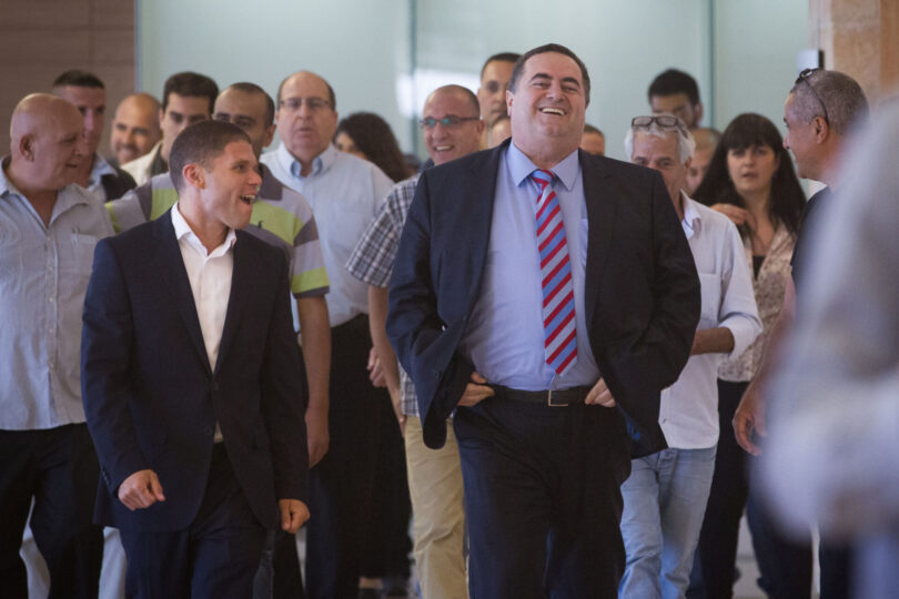 ישראל כץ, בעת שכיהן כשר התחבורה, עם עוזרו עידן פרץ. הכנסת, יוני 2015 (צילום: מרים אלסטר, פלאש 90)