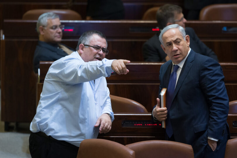 ח"כ דוד ביטן עם ראש הממשלה בנימין נתניהו במליאת הכנסת, נובמבר 2015 (צילום: יונתן זינדל, פלאש 90)