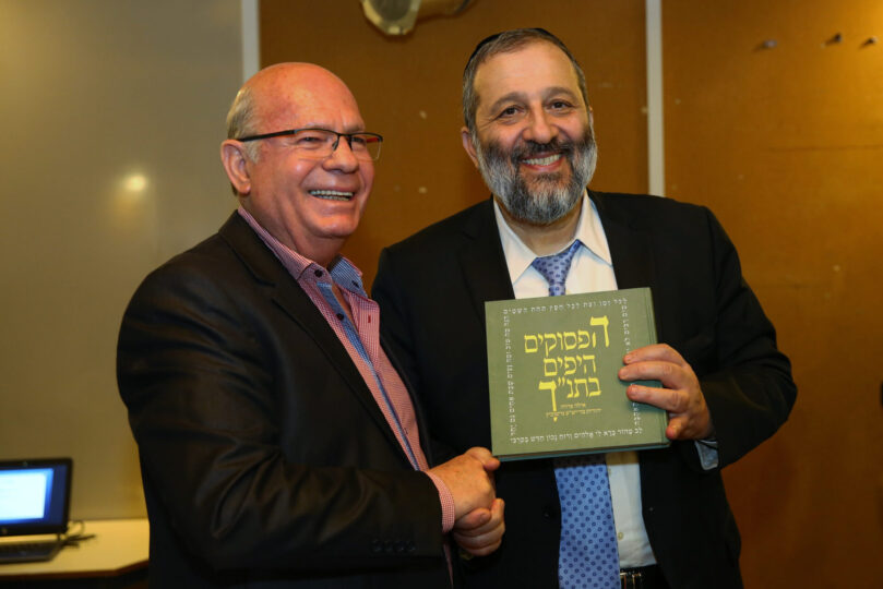 ראש עיריית רמלה יואל לביא עם השר אריה דרעי, ינואר 2017 (צילום: יעקב כהן, פלאש 90)