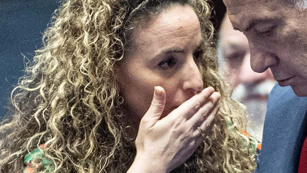 עידית סילמן, השרה להגנת הסביבה, עם ראש הממשלה בנימין נתניהו. מליאת הכנסת, יולי 2025 (צילום: יונתן זינדל, פלאש 90)