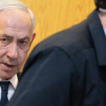 בנימין נתניהו, ראש ממשלת ישראל, בפתח אחד מימי עדותו במשפטו הפלילי. בית המשפט המחוזי בתל-אביב, 10.9.2025 (צילום: מוטי מילרוד)